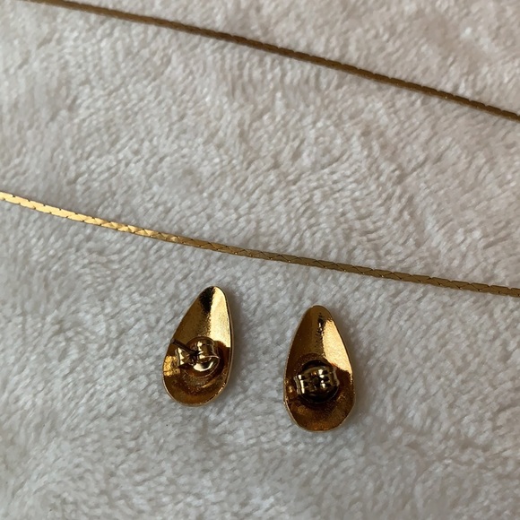 Gold tone necklace with pink flower & earrings - Picture 5 of 8